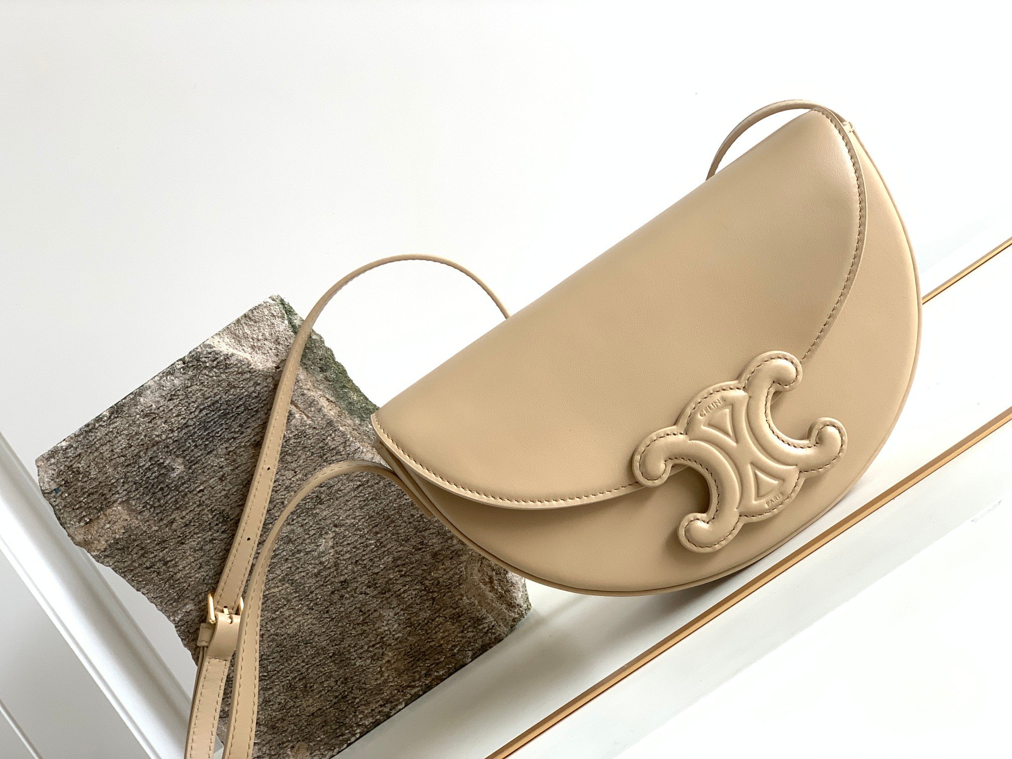57995484.jpg Celine Besace Cuir Triomphe Bag Nude For Women 9in/23cm 111233DU3.03ND - Image 1